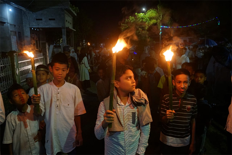 Remaja Masjid Al Muhajirin Perumahan Tampan Permai Jalan Taman Karya menggelar pawai obor memperingati Tahun Baru Islam 1 Muharram 1445 Hijriah di Pekanbaru, Selasa (18/7/2023).